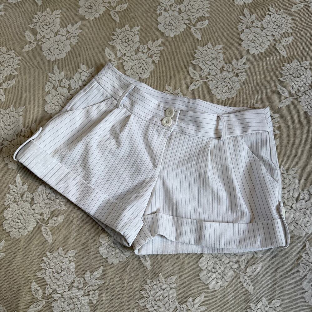 Vintage OXOXO White Pinstripe Low Rise Shorts Size 3/4 - Picture 1 of 5